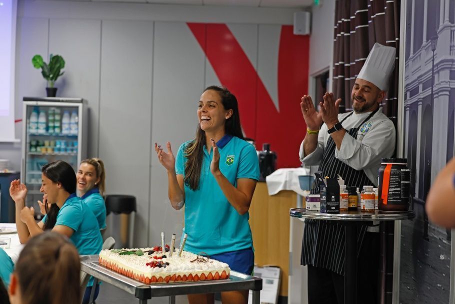 Gabi Portilho comemora aniversário na França