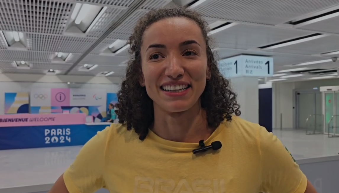 Gabi e jogadoras do Brasil chegam em Paris