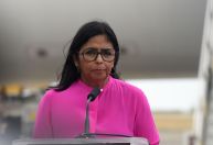 Vice de Maduro é atingida por árvore durante visita para ver estragos de furacão