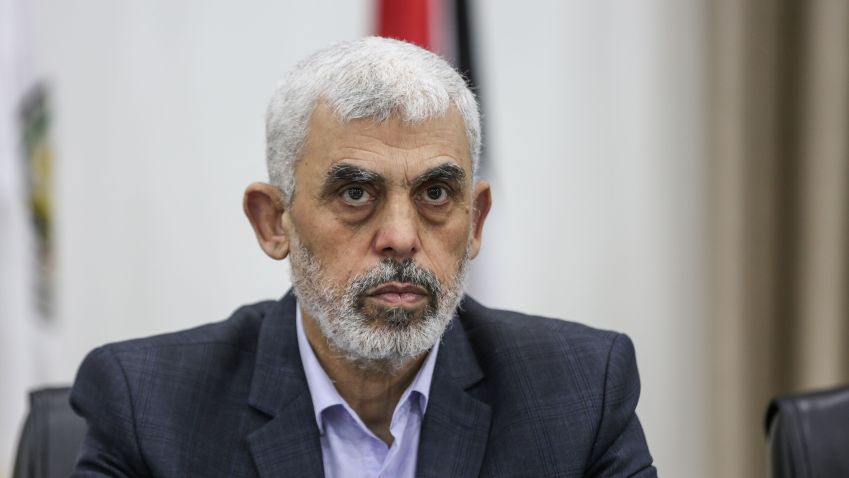 O chefe do Hamas em Gaza, Yahya Sinwar, participa de uma reunião com membros de grupos palestinos na Cidade de Gaza, em 13 de abril de 2022 • Ali Jadallah/Agência Anadolu via Getty Images