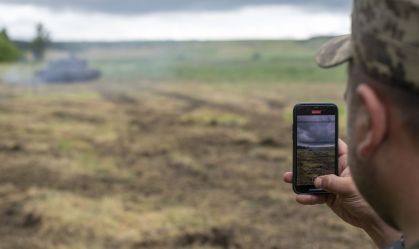 Parlamentares russos querem punição para tropas que usam smartphones na guerra da Ucrânia