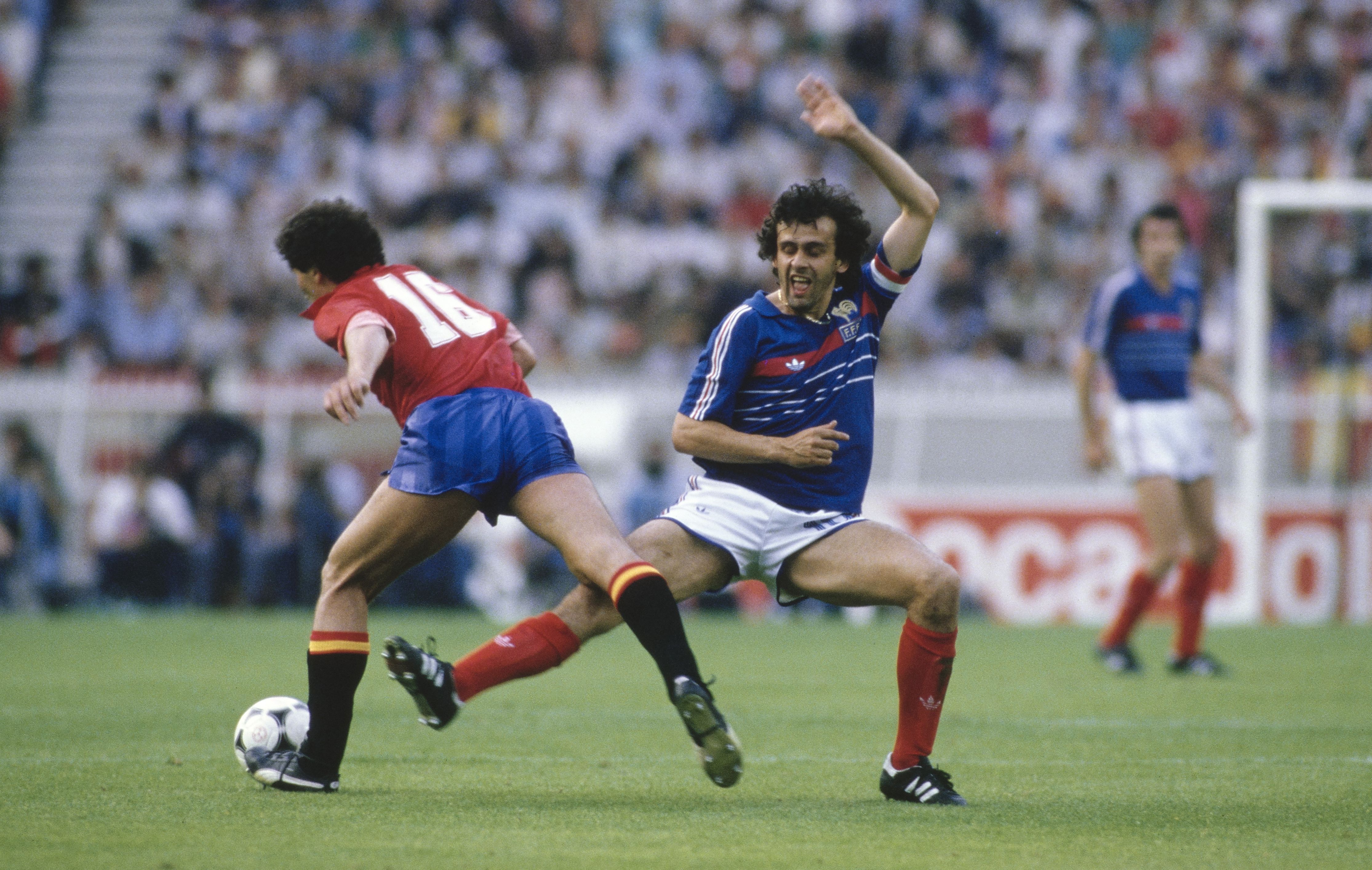 PARIS, FRANCE - JUNE 27: France captain Michel Platini challenges Lopez Alfaro of Spain during Frances' 2-0 Euro Champs final victory against Spain at Parc des Princes on June 27th, 1984 in Paris, France (Photo by Trevor Jones/Allsport/Getty Images/Hulton Archive) • Trevor Jones/Allsport/Getty Images/Hulton Archive