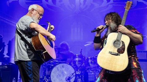 Kyle Gass (esq.) e Jack Black do Tenacious D se apresentam no PNC Music Pavilion em 06 de setembro de 2023 em Charlotte, Carolina do Norte, Estados Unidos.