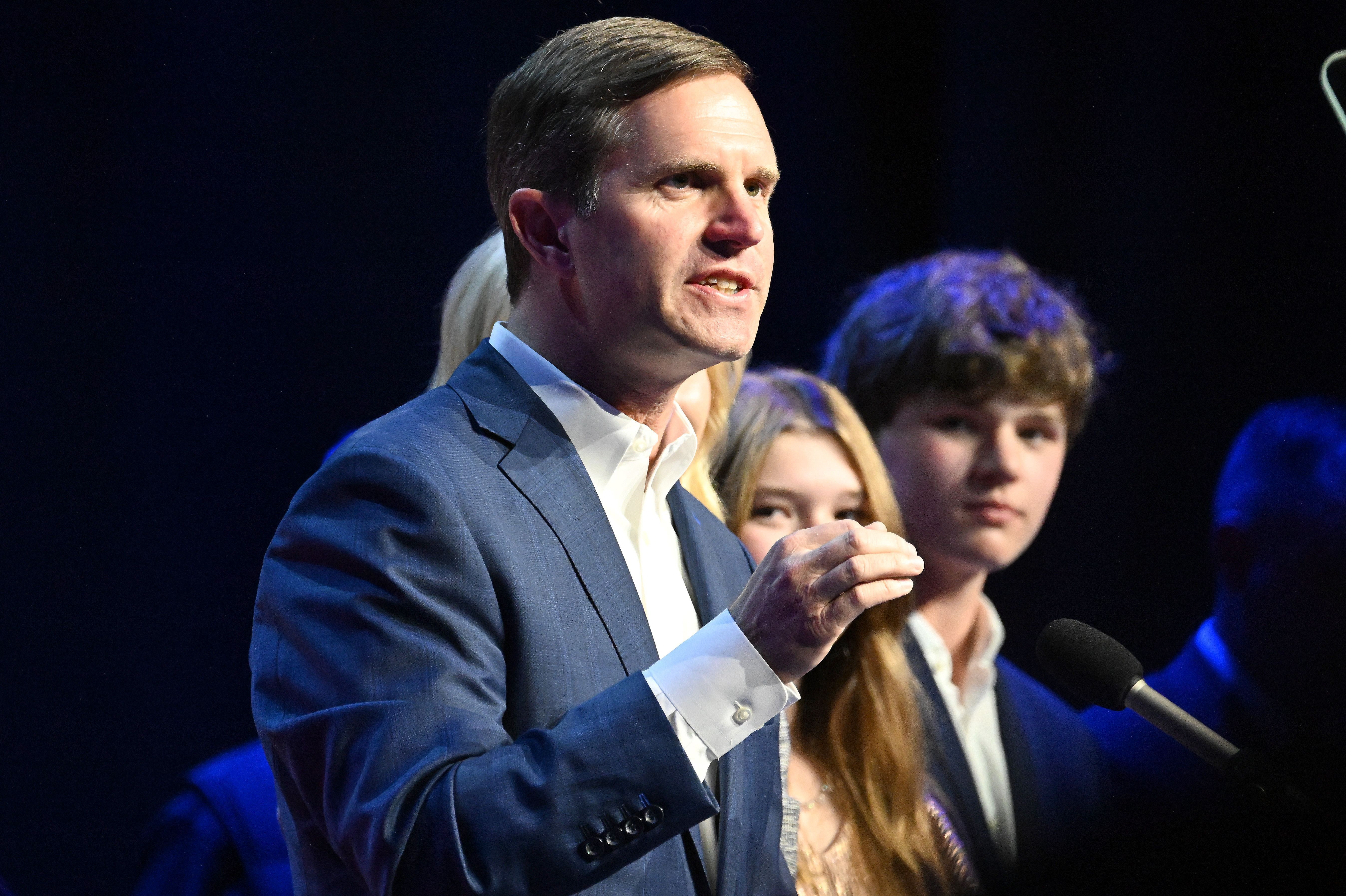 O governador democrata em exercício do Kentucky, Andy Beshear, faz seu discurso de vitória para uma multidão em um evento de noite de eleição no Paristown Hall de Old Forrester em 7 de novembro de 2023 em Louisville