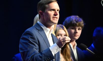 O governador democrata em exercício do Kentucky, Andy Beshear, faz seu discurso de vitória para uma multidão em um evento de noite de eleição no Paristown Hall de Old Forrester em 7 de novembro de 2023 em Louisville