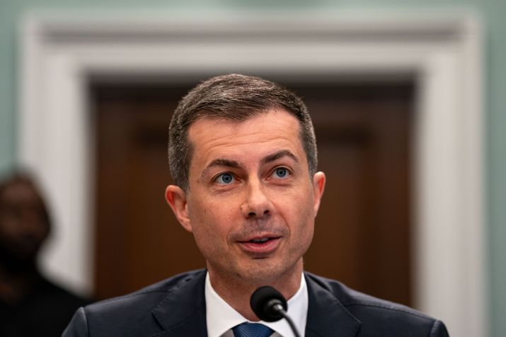 Secretário de Transporte dos EUA, Pete Buttigieg, testemunha perante o Subcomitê de Transporte, Habitação e Desenvolvimento Urbano e Agências Relacionadas do Comitê de Dotações da Câmara no edifício Rayburn House Office no Capitólio dos EUA em 30 de abril de 2024 em Washington, DC. / Kent Nishimura/Getty Images