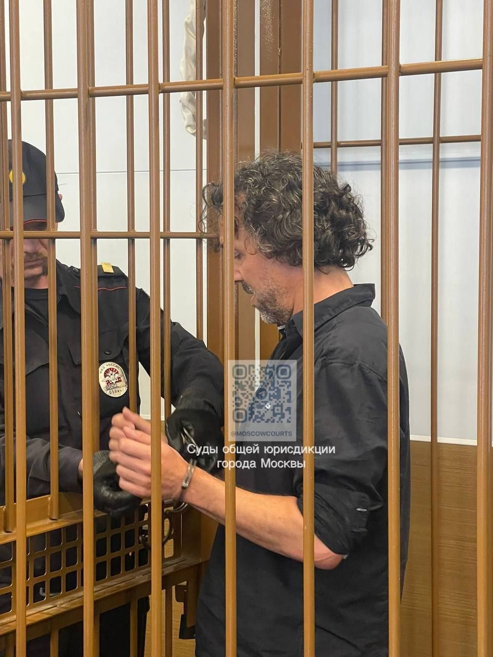 Laurent Vinatier, um cidadão francês que trabalha com uma organização sem fins lucrativos de mediação de conflitos sediada na Suíça, senta-se dentro da cela do réu durante sua audiência de prisão preventiva em Moscou, Rússia, em 7 de junho de 2024 / Assessoria de Imprensa do Tribunal de Zamoskvorestky / Follheto/Anadolu via Getty Images