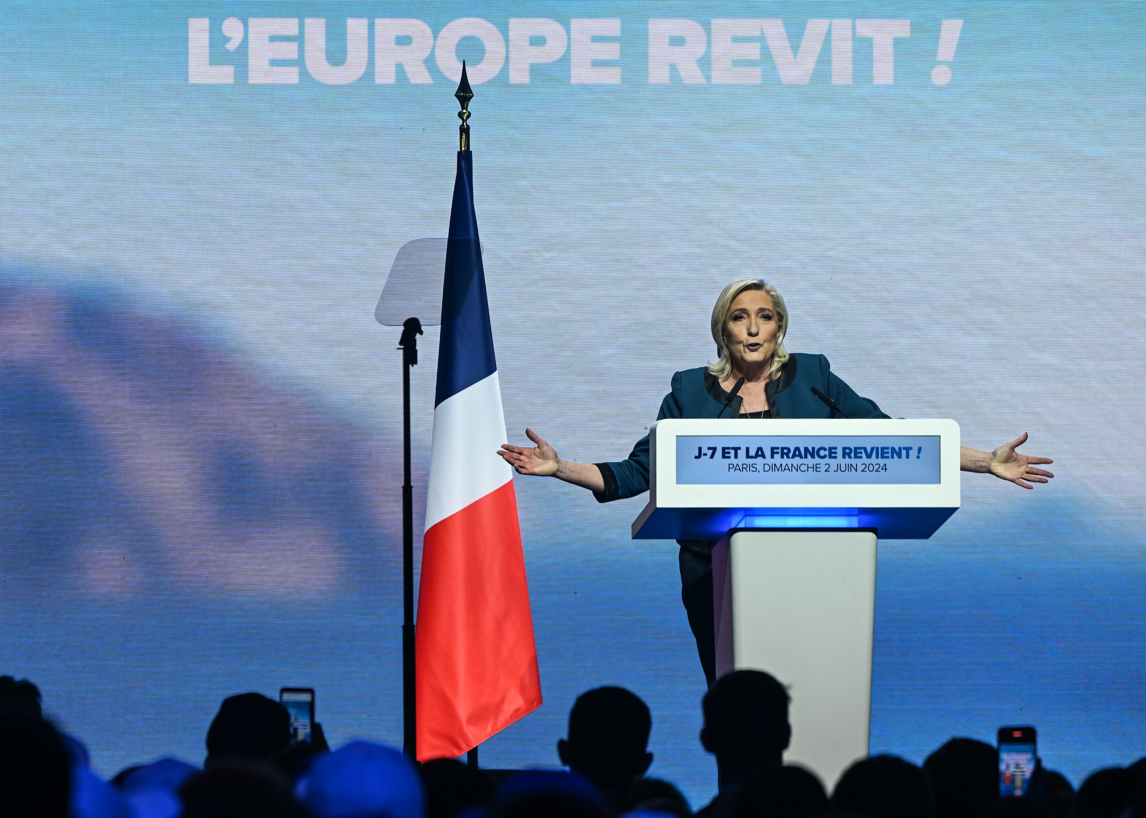 Marine Le Pen, presidente do partido Reunião Nacional na Assembleia Nacional, dirige-se à multidão no comício final antes das eleições parlamentares em 9 de junho / Artur Widak/NurPhoto via Getty Images