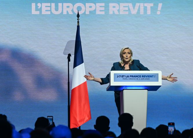 Marine Le Pen, presidente do partido Reunião Nacional na Assembleia Nacional, dirige-se à multidão no comício final antes das eleições parlamentares em 9 de junho / Artur Widak/NurPhoto via Getty Images