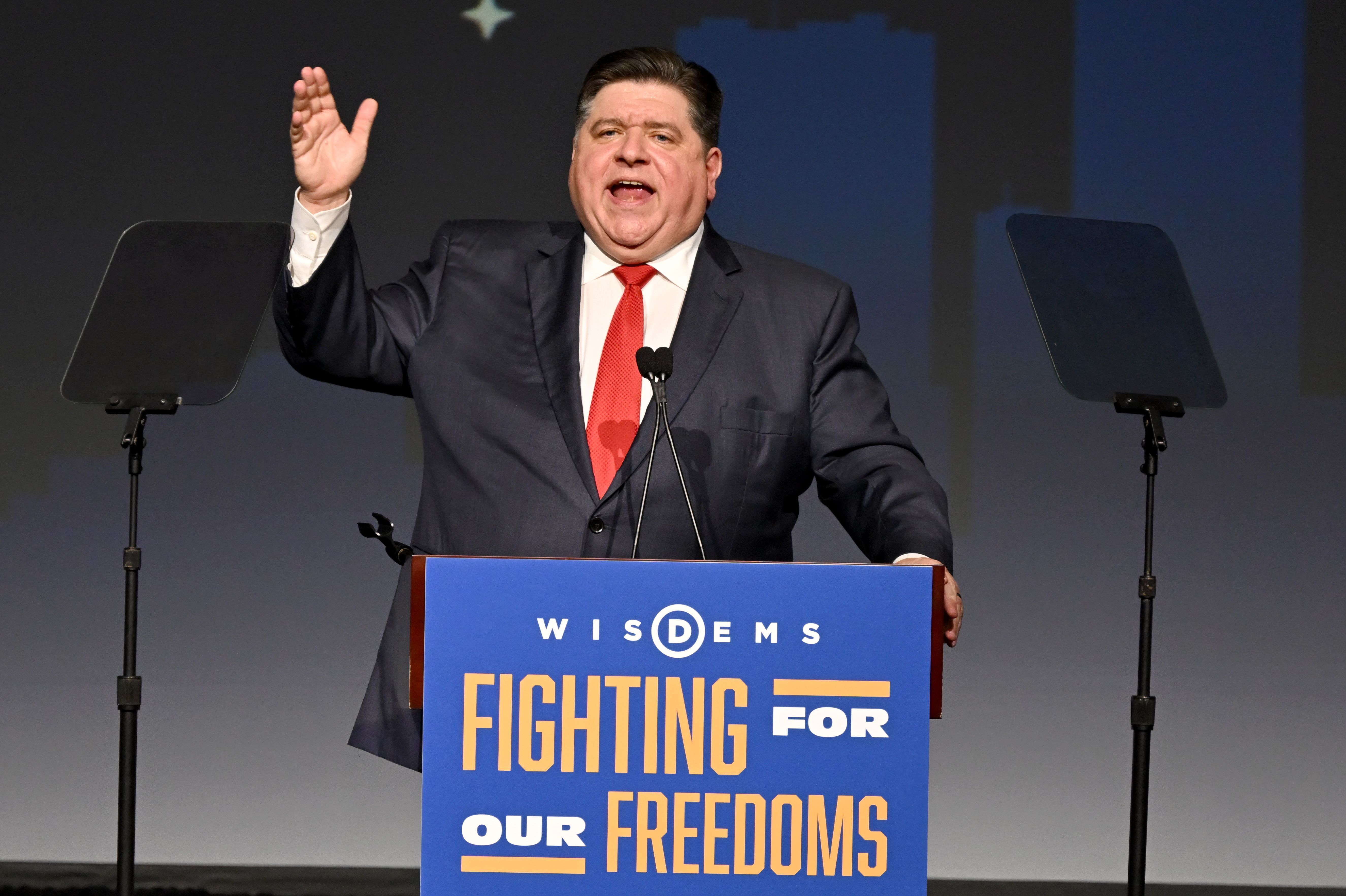 MILWAUKEE, WISCONSIN - JUNE 08: Governor of Illinois JB Pritzker speaks during the WisDems 2024 State Convention on June 08, 2024 in Milwaukee, Wisconsin. (Photo by Daniel Boczarski/Getty Images for The Democratic Party of Wisconsin) / Daniel Boczarski/Getty Images para o Partido Democrata de Wisconsin