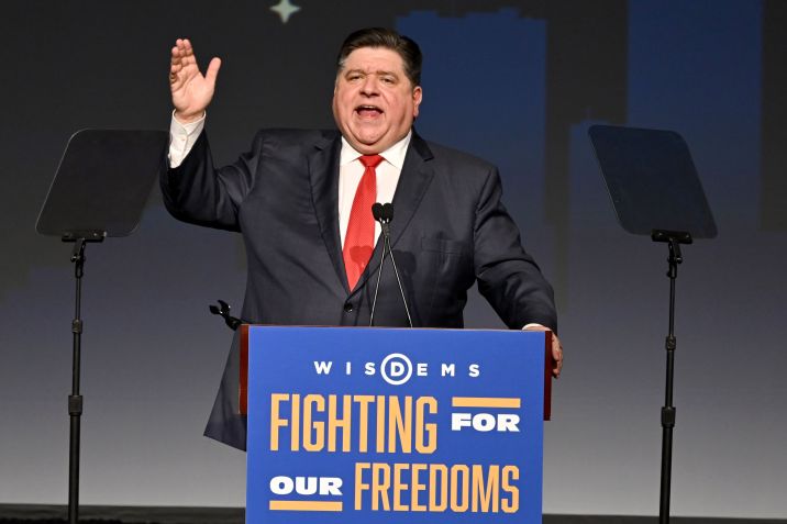 MILWAUKEE, WISCONSIN - JUNE 08: Governor of Illinois JB Pritzker speaks during the WisDems 2024 State Convention on June 08, 2024 in Milwaukee, Wisconsin. (Photo by Daniel Boczarski/Getty Images for The Democratic Party of Wisconsin) / Daniel Boczarski/Getty Images para o Partido Democrata de Wisconsin