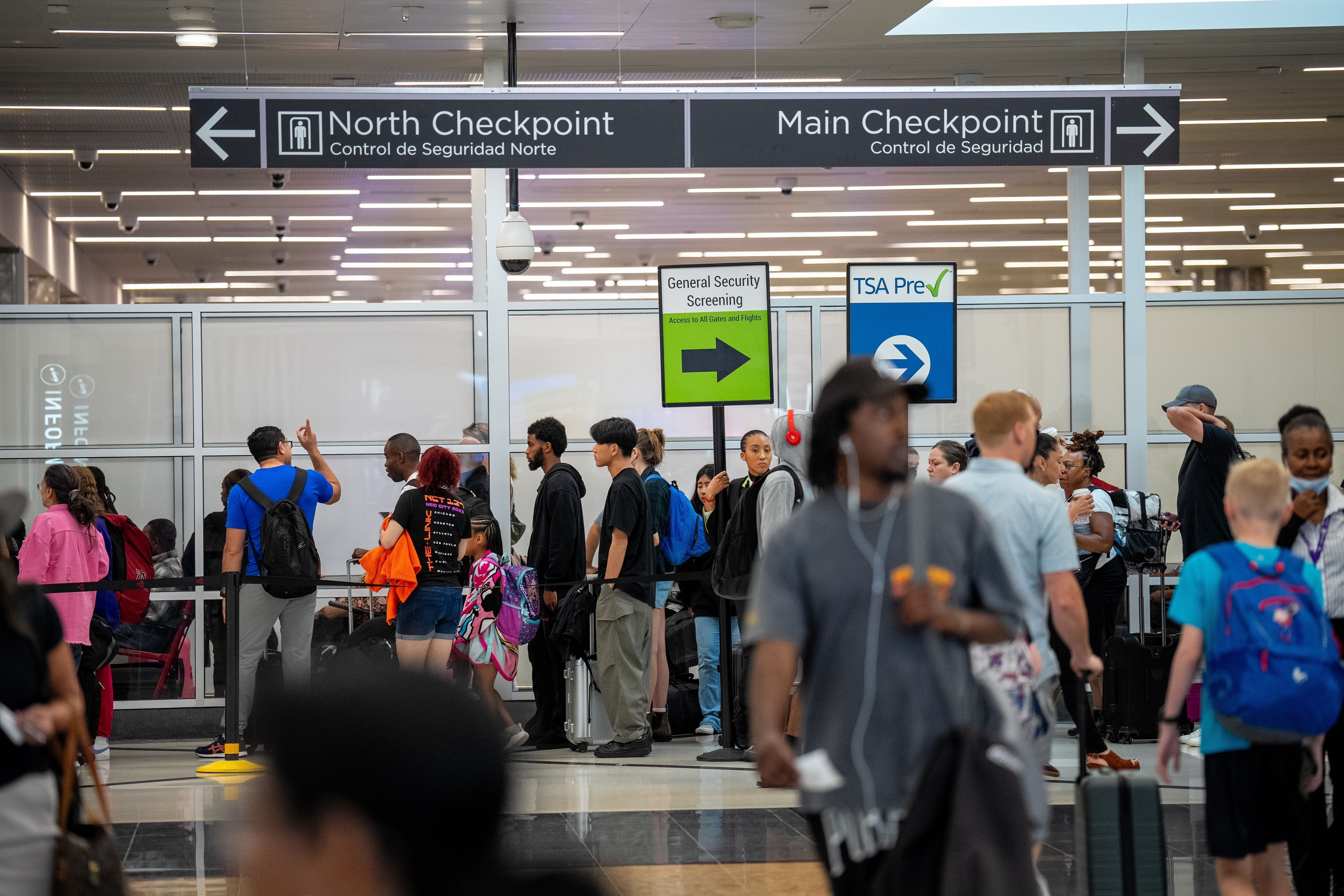 Os viajantes fazem uma longa fila para triagem de segurança no Aeroporto Internacional Hartsfield-Jackson Atlanta.