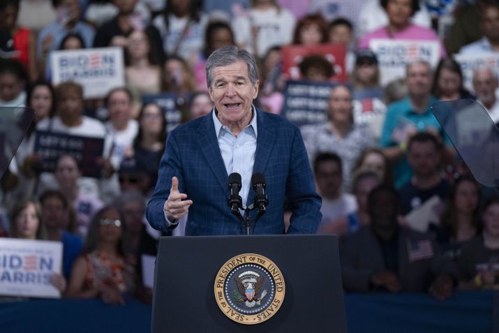 O governador da Carolina do Norte, Roy Cooper, discursa antes que o presidente dos EUA, Joe Biden, chegue a um comício de campanha pós-debate em 28 de junho de 2024 em Raleigh, Carolina do Norte / Allison Joyce/Getty Images