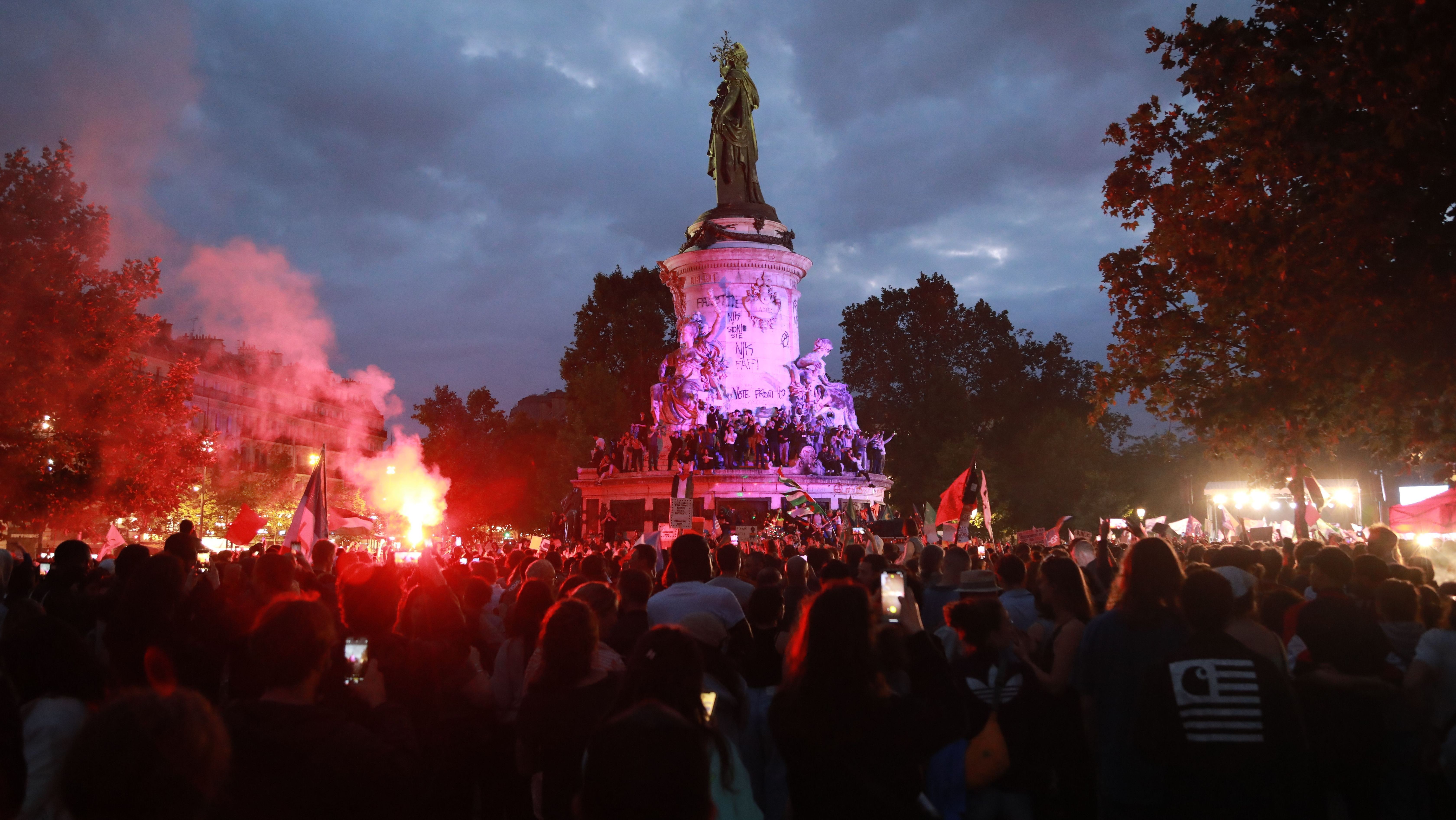 Manifestantes se reúnem na Place de la Republique, para protestar contra o crescente movimento de direita após a vitória do Reunião Nacional no primeiro turno das eleições gerais antecipadas em Paris, França, em 30 de junho de 2024
