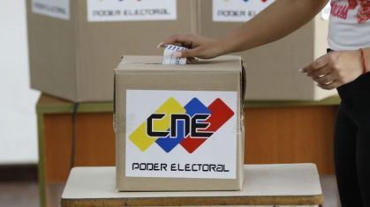 Mulher vota em uma seção eleitoral durante uma eleição simulada em Caracas, Venezuela, em 30 de junho de 2024