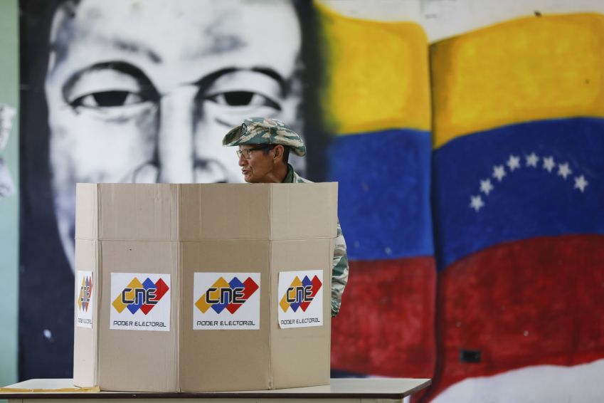 Policial participa de ensaio eleitoral em Caracas, na Venezuela / eampier Arguinzones/picture alliance via Getty Images