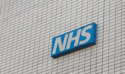 Apagão digital faz sistema de saúde britânico recorrer a prontuários físicos
