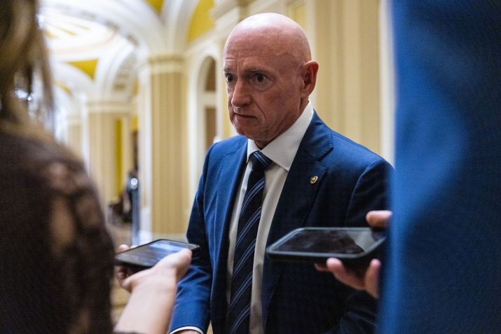 O senador Mark Kelly ao chegar para os almoços semanais do Partido Democrata no Capitólio dos EUA em 9 de julho de 2024 em Washington, DC / Anna Rose Layden/Getty Images