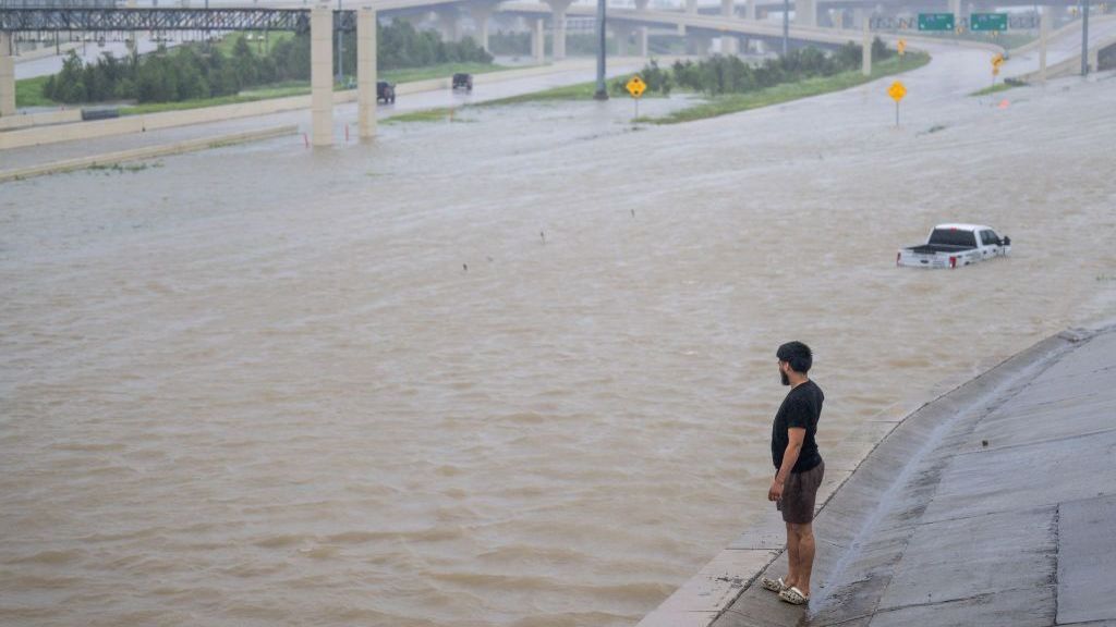 Pessoa olha para a rodovia interestadual inundada após o furacão Beryl ter varrido a área em 08 de julho de 2024 em Houston, Texas