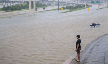 Pessoa olha para a rodovia interestadual inundada após o furacão Beryl ter varrido a área em 08 de julho de 2024 em Houston, Texas