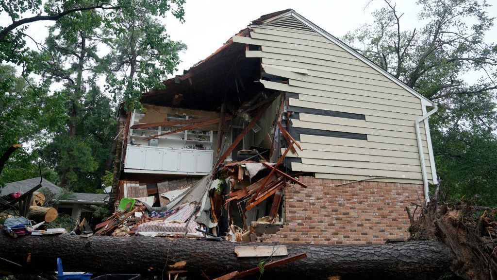 Danos em uma casa na Rustic Canyon Trail, onde Maria Laredo, de 74 anos, morreu depois que uma árvore caiu em seu quarto no segundo andar durante o furacão Beryl na segunda-feira, 8 de julho de 2024, em Houston, no Texas