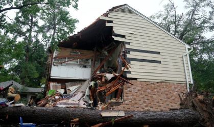 Danos em uma casa na Rustic Canyon Trail, onde Maria Laredo, de 74 anos, morreu depois que uma árvore caiu em seu quarto no segundo andar durante o furacão Beryl na segunda-feira, 8 de julho de 2024, em Houston, no Texas