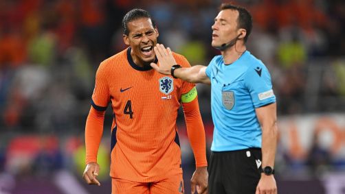 Van Dijk, capitão da Holanda, reclama com o árbitro Felix Zwayer