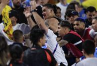 Darwin Núñez briga com torcedores na arquibancada após eliminação do Uruguai