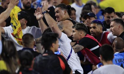 Conmebol suspende cinco jogadores do Uruguai por briga com torcida da Colômbia