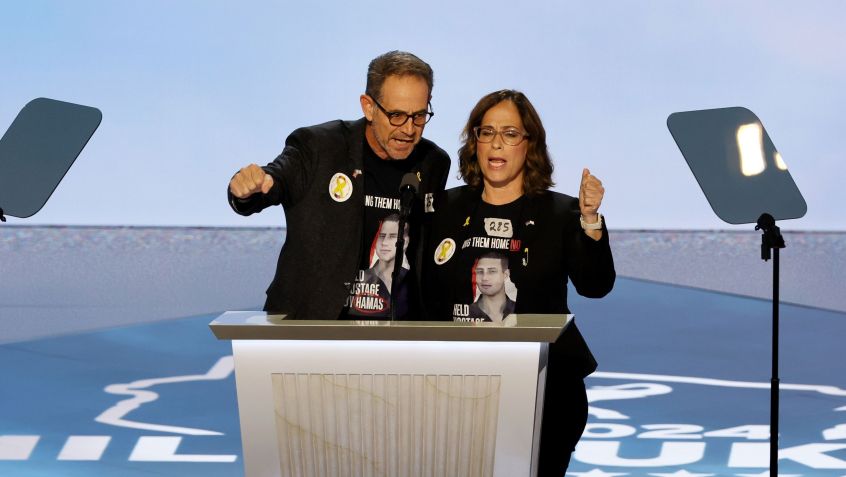 Ronen e Orna Neutra, pais do cidadão americano-israelense Omer Neutra, mantido refém em Gaza desde 7 de outubro, discursa durante a Convenção Nacional Republicana em Milwaukee na quarta-feira, 17 de julho / Robert Gauthier / Los Angeles Times via Getty Images