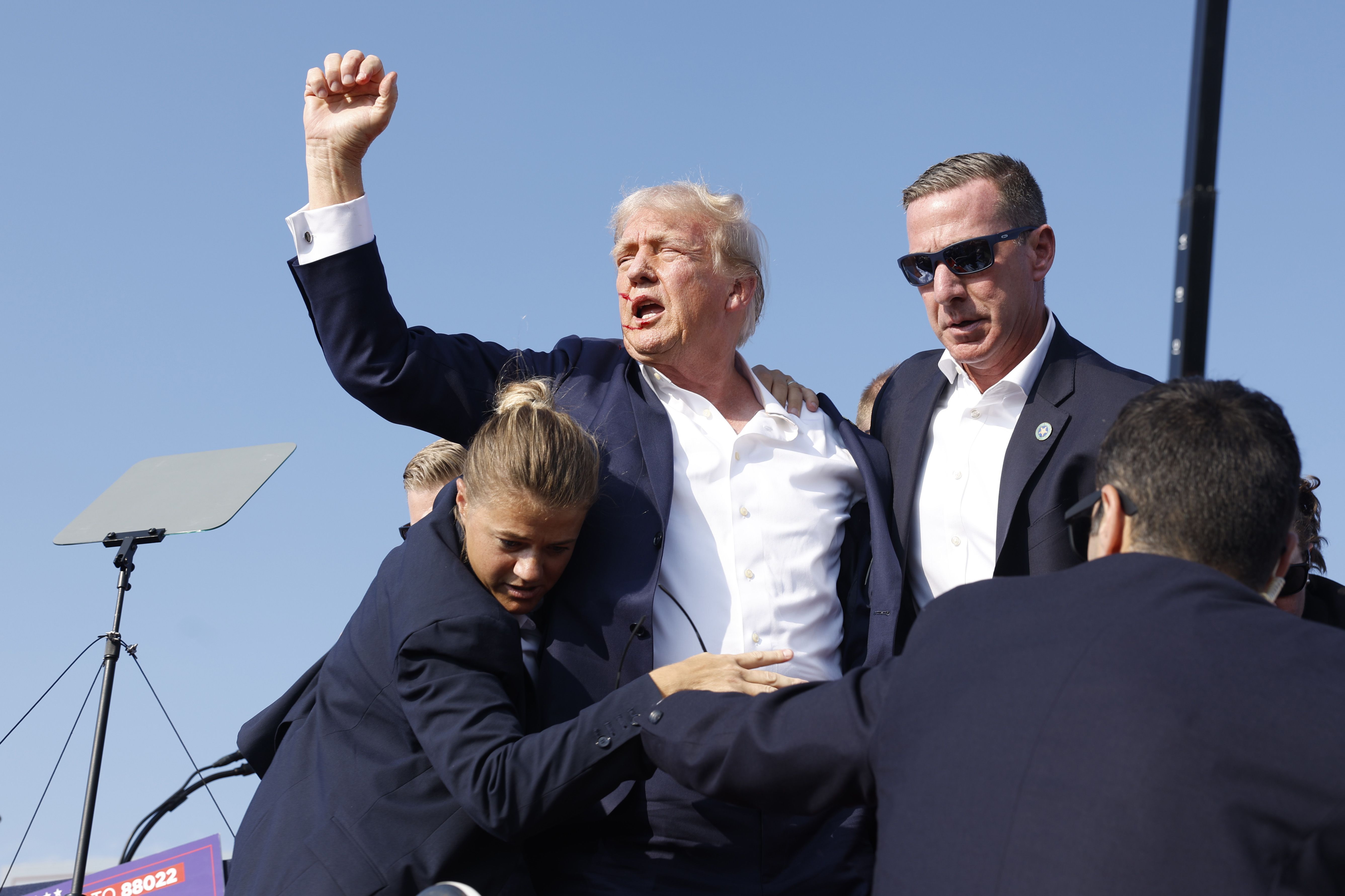 Donald Trump, é levado para fora do palco durante um comício em 13 de julho de 2024 em Butler, Pensilvânia. / Anna Moneymaker/Getty Images