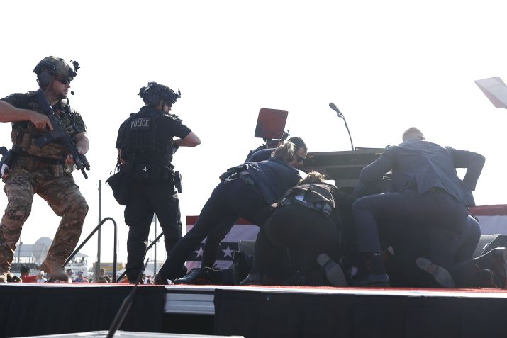 Donald Trump, é levado para fora do palco durante um comício em 13 de julho de 2024 em Butler, Pensilvânia. / Anna Moneymaker/Getty Images