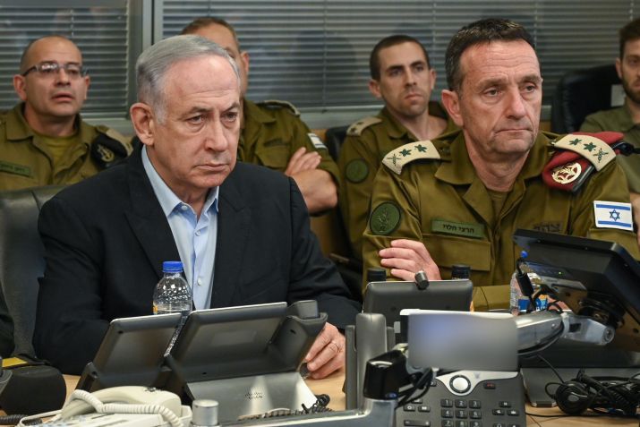 O primeiro-ministro israelense Benjamin Netanyahu (E) e o chefe do Estado-Maior Geral das Forças de Defesa de Israel, Herzi Halevi (D) acompanham o ataques israelenses do centro de operações em Jerusalém em 20 de julho de 2024 / Gabinete do Primeiro-Ministro Israelense/ Anadolu via Getty Images