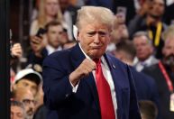 Trump dá fim à curta fase moderada da campanha nos EUA e pode ajudar democratas
