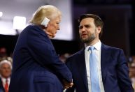 Com curativo na orelha, Trump faz 1ª aparição pública após atentado e anuncia vice