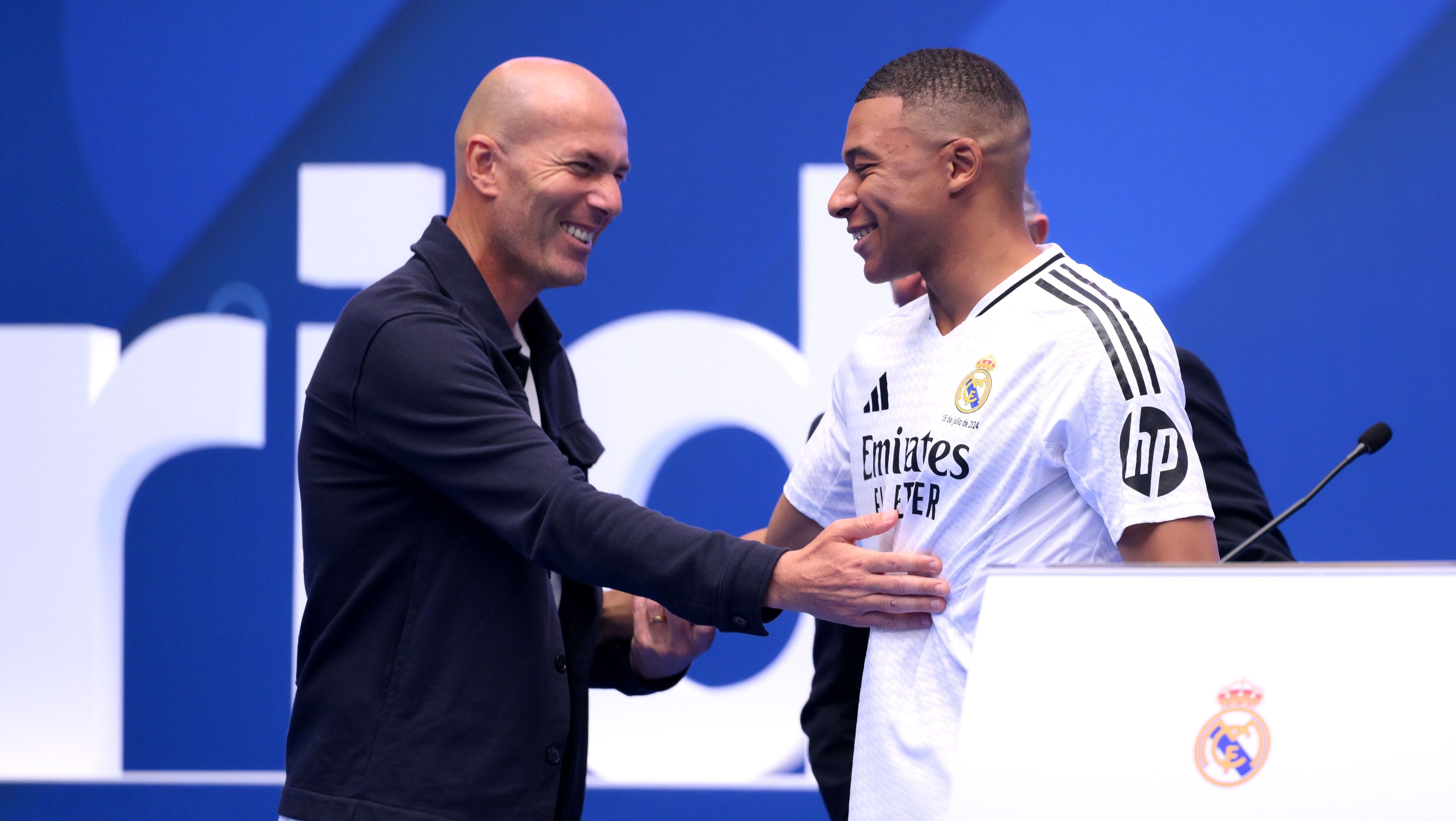 Mbappé e Zidante durante apresentação do atacante no Real Madrid