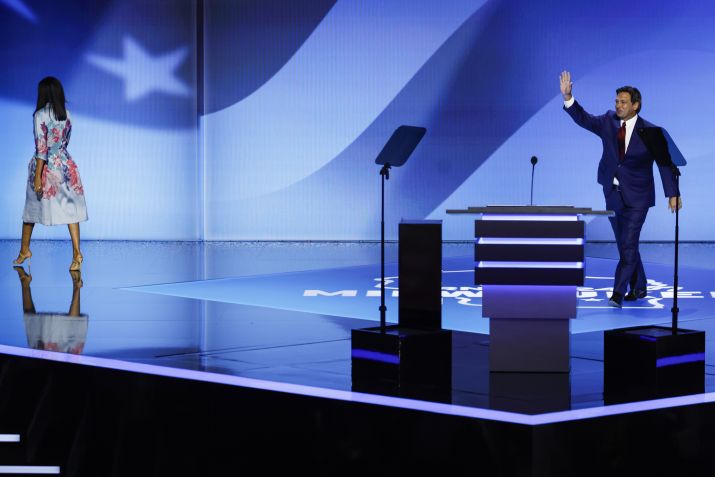 Nikki Haley sai do palco enquanto o governador da Flórida, Ron DeSantis, chega para falar no segundo dia da Convenção Nacional Republicana no Fiserv Forum em 16 de julho de 2024 em Milwaukee / Chip Somodevilla/Getty Images