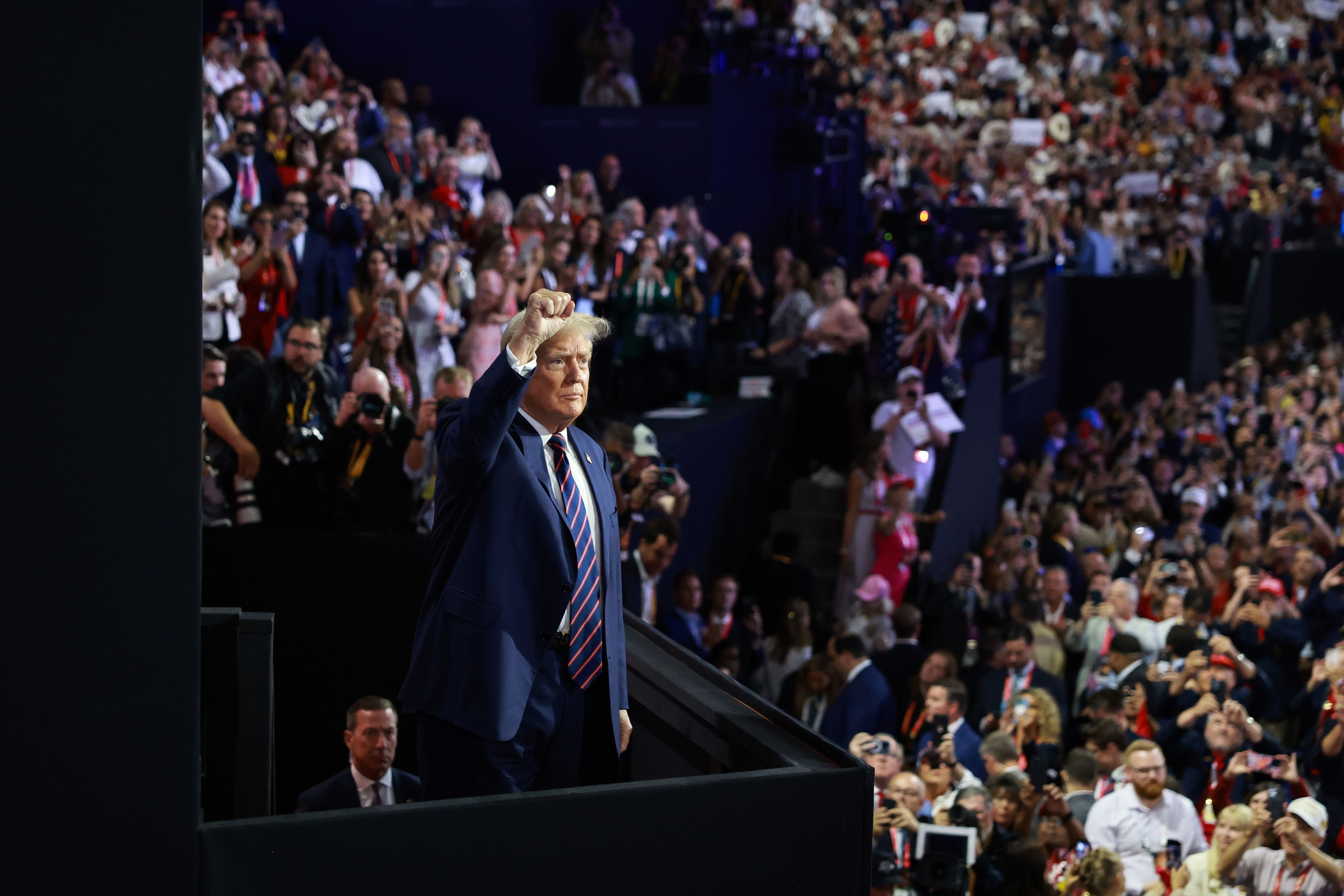 O candidato presidencial republicano, ex-presidente dos EUA Donald Trump, chega ao terceiro dia da Convenção Nacional Republicana no Fiserv Forum em 17 de julho de 2024 em Milwaukee