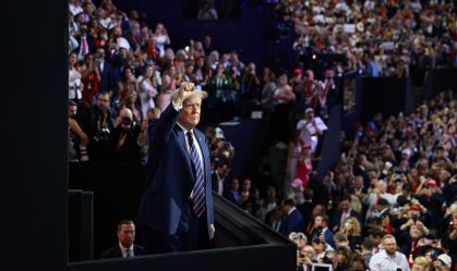 O candidato presidencial republicano, ex-presidente dos EUA Donald Trump, chega ao terceiro dia da Convenção Nacional Republicana no Fiserv Forum em 17 de julho de 2024 em Milwaukee