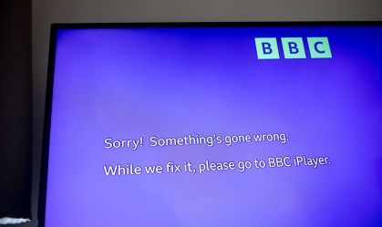 Nesta ilustração fotográfica, uma tela de televisão exibe um anúncio da BBC que diz "Desculpe! Algo deu errado." já que o canal CBBC está fora do ar devido a uma falha cibernética global em 19 de julho de 2024 em Londres, Reino Unido.