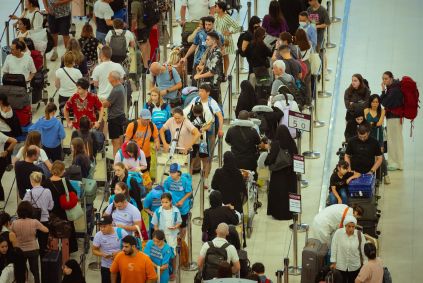 Filas de passageiros esperam na fila no Aeroporto de Suvarnabhumi observando os aviões atracados enquanto uma falha cibernética global causada por uma interrupção da Microsoft e um problema de TI da CrowdStrike se combinam para afetar os usuários