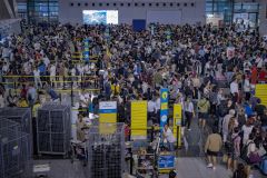 Longas filas de passageiros se formam nos balcões de check-in do Aeroporto Internacional Ninoy Aquino, em meio a uma falha cibernética global.