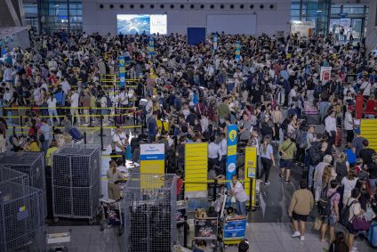 Longas filas de passageiros se formam nos balcões de check-in do Aeroporto Internacional Ninoy Aquino, em meio a uma falha cibernética global.