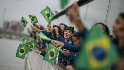 Atletas da delegação brasileira navegam pelo rio Sena na Cerimônia de abertura da Olímpiada
