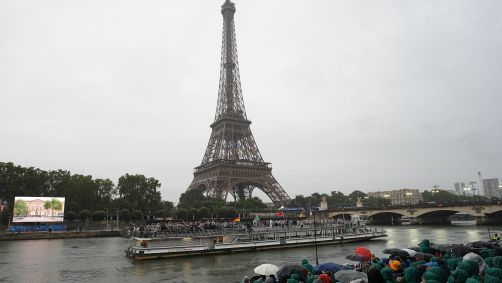 Delegações passam em frente a Torre Eiffel durante trajeto na cerimônia de abertura