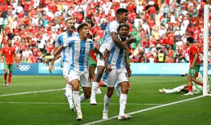 VAR anula gol de empate da Argentina, jogo é retomado após duas horas e Marrocos vence duelo