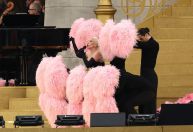Paris 2024: Lady Gaga faz tributo aos cabarés franceses na abertura da Olimpíada