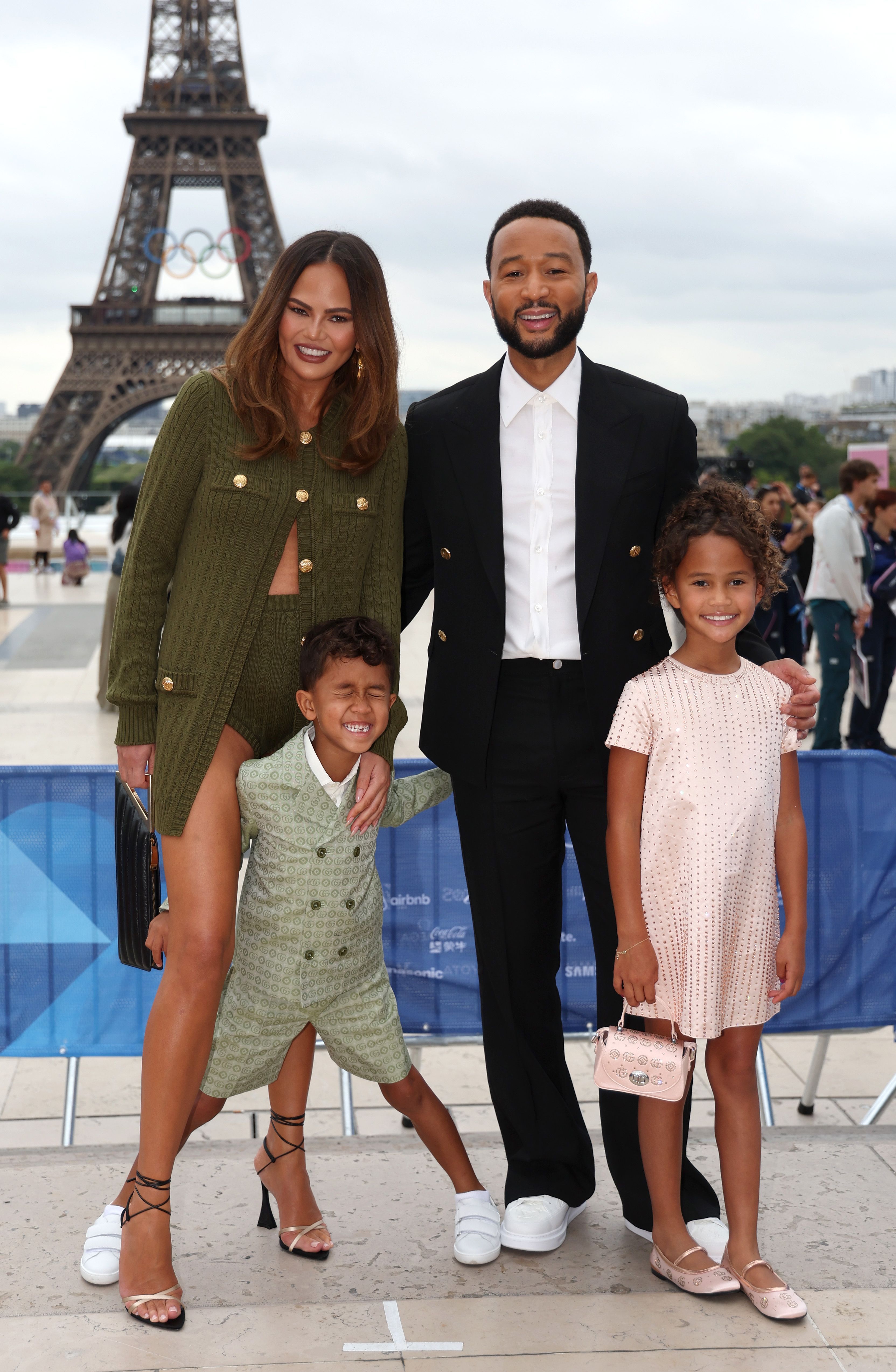 Chrissy Teigen e John Legend com os filhos Miles e Luna • Matthew Stockman/Getty Images