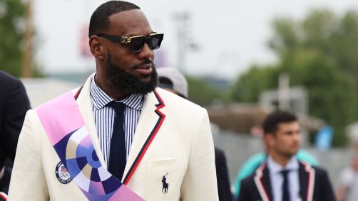 Lebron James participa da cerimônia de abertura