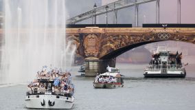 Delegação da Grécia inicia o desfile no rio Sena durante a cerimônia de abertura dos Jogos Olímpicos de Paris 2024